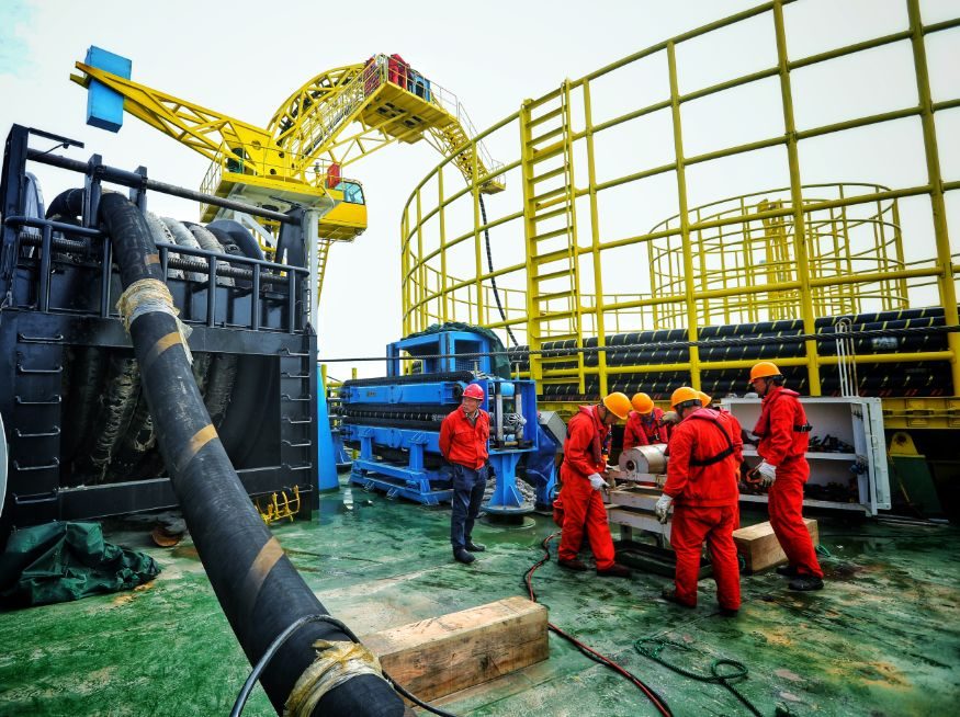 Giant Devices For Laying Cables